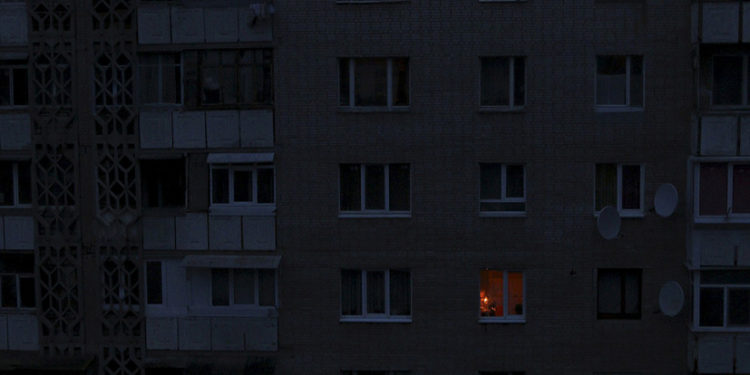 Бишкектин айрым бөлүгүндө тургундар электр жарыгынын жоктугуна нааразы болушууда