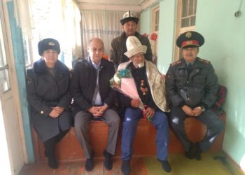 Ала-Букада 98 жашка чыккан милициянын ардагерине белек берилди