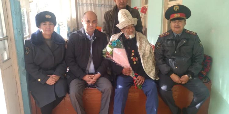 Ала-Букада 98 жашка чыккан милициянын ардагерине белек берилди