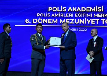 «Генералдыкка жетем». Баткендик лейтенант Эрдогандын колунан диплом алды