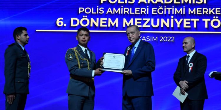 «Генералдыкка жетем». Баткендик лейтенант Эрдогандын колунан диплом алды