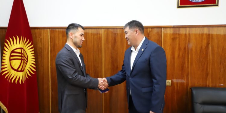 Казакстанда 24 жылдан бери иштөөгө мажбур болуп жүргөн жигит паспорт алды