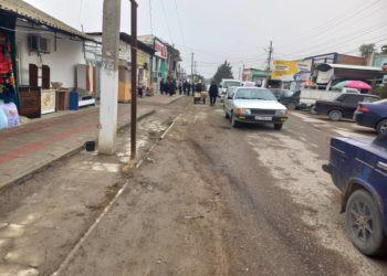 Баткен шаарында жол жээгинде соода кылган жарандарга айып пул салынды