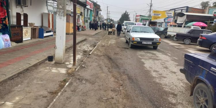 Баткен шаарында жол жээгинде соода кылган жарандарга айып пул салынды