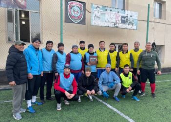 Футбол жылдызы Гүлжигит Алыкулов туулган күнүндө аскерлер менен оюн өткөрдү (сүрөт)