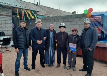 «Ишене албай ыйлап жатабыз». Тоңдо оор жүк ташуучу унаа айдагандар тургунга үй белек кылышты (сүрөт, видео)