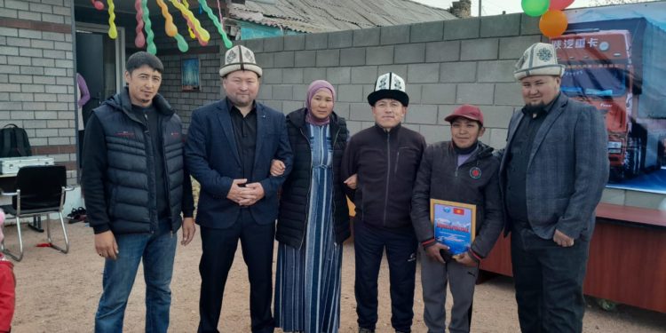 «Ишене албай ыйлап жатабыз». Тоңдо оор жүк ташуучу унаа айдагандар тургунга үй белек кылышты (сүрөт, видео)