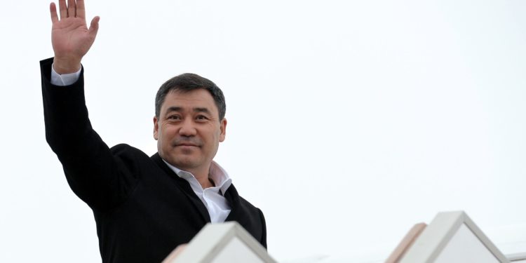 Садыр Жапаров Өзбекстанга учуп кетти. Аны коштоп кеткендердин тизмеси