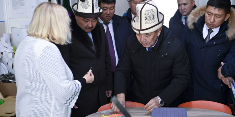 Спикер Шакиев Сокулуктагы мүмкүнчүлүгү чектелген жарандар үчүн реабилитациялык борбордун ишмердүүлүгү менен таанышты