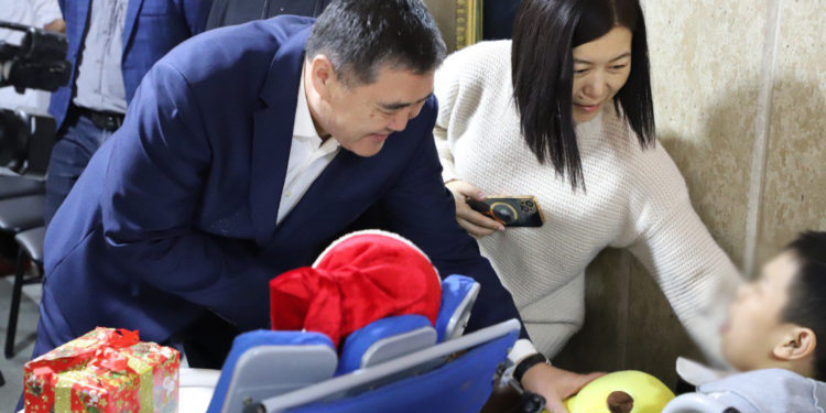 Камчыбек Ташиев реабилитациялык борбордогу балдарды куттуктап, белек тапшырды (сүрөт)