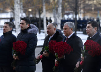 Төрага Нурланбек Шакиев Москва шаарындагы Белгисиз жоокердин эстелигине гүл койду