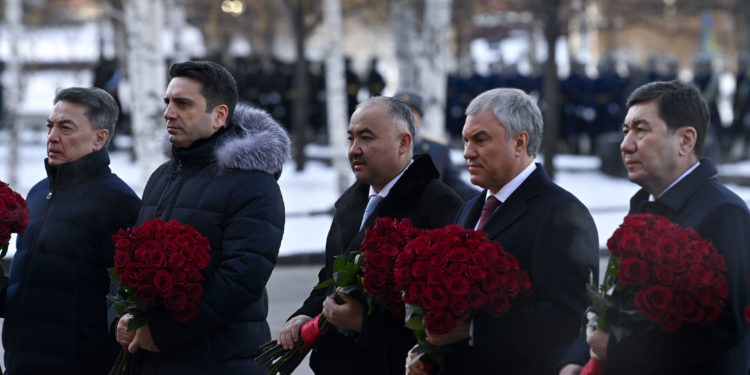 Төрага Нурланбек Шакиев Москва шаарындагы Белгисиз жоокердин эстелигине гүл койду