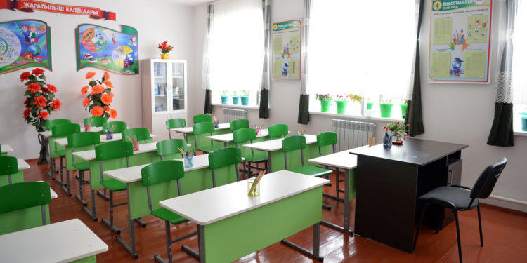 Бишкектин бардык мектептеринде бүгүн жана эртеңкиге окуу токтотулду