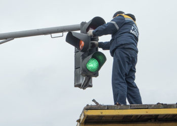 «Котормосу жок». Депутат светофордун кыргызчасы кандай болоруна кызыкты