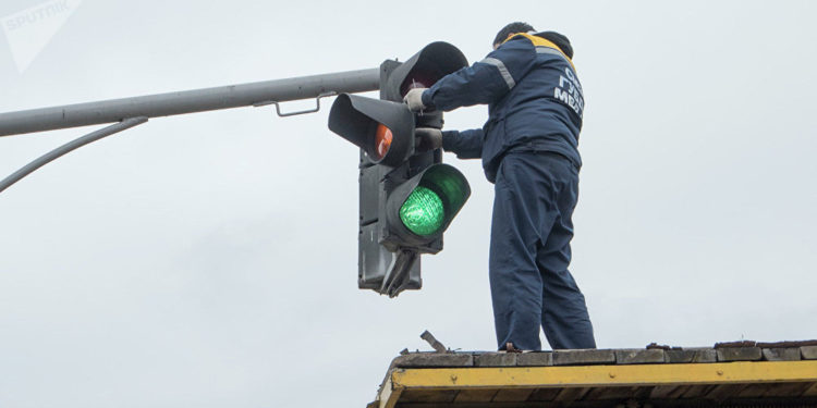 «Котормосу жок». Депутат светофордун кыргызчасы кандай болоруна кызыкты