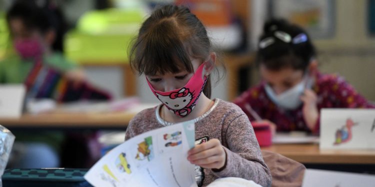 Балдар арасында сасык тумоо оорусу өсүүдө. Министрлик мектептерди карантинге жабуу боюнча чечим кабыл алат