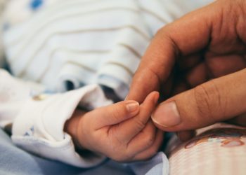 «Бала ойноп-күлүп эле жүргөн болот». Чочко тумоосунун белгилери кандай?