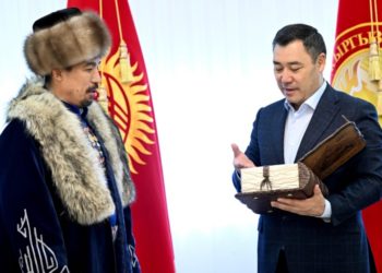 Рысбай Исаков президенттин колунан «Манас» эпосунун 3 томдугун алды (сүрөт)
