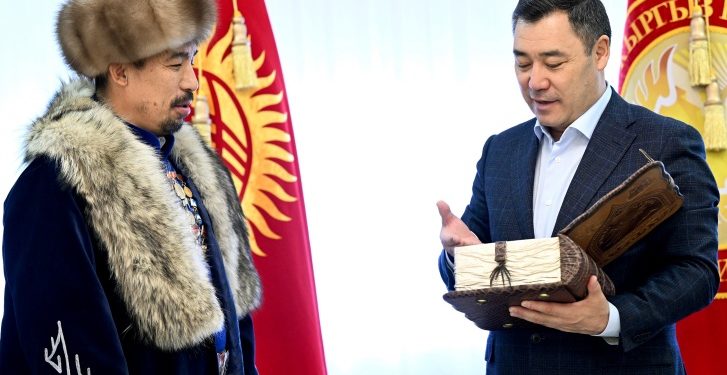 Рысбай Исаков президенттин колунан «Манас» эпосунун 3 томдугун алды (сүрөт)