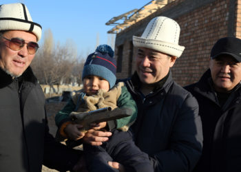 Садыр Жапаровдон Миң-Өрүк жана Достук айылдарынын тургундары пайызсыз насыя берүүнү сурашты