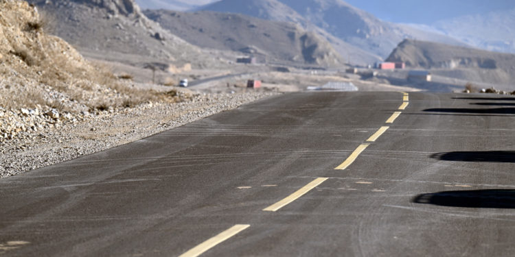 Айдаркен-Кадамжай унаа жолуна 50 жылдан кийин асфальт-бетон төшөлдү