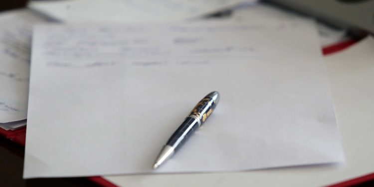 «Мүмкүн болгондун баарын кыскартып жатабыз». Финансы министри мамкызматкерлер эмне үчүн премия албай калганын айтты