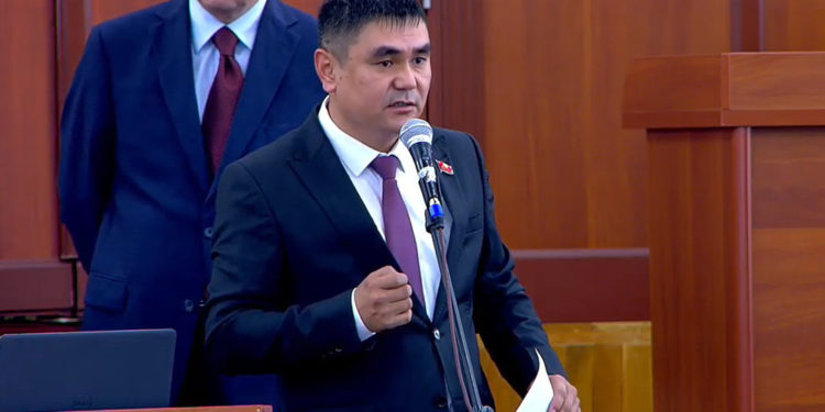 Депутат Осмонов: «Кара-Суунун тургундарынан уурулук кылгандар боюнча көп кайрылуу түшүүдө»