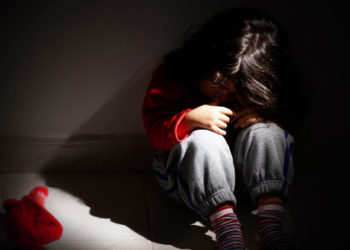 14 жаштагы кызга баңгизат сайып, колдон колго өткөрүп жүрүшкөн окуяны ИИМ менен Башкы прокуратура көзөмөлгө алды