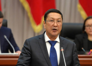 «Бир жылдан бери келе элек». Депутаттар ӨКМ башчысынын жыйынга келбей жатканына нааразы болушту