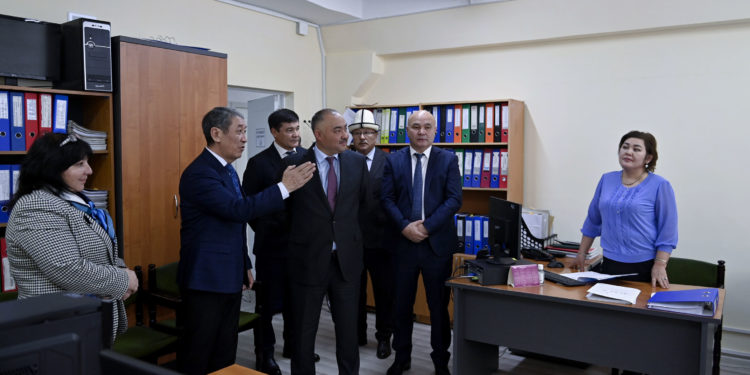 Төрага Нурланбек Шакиев Улуттук статистика комитетине барып, мекеменин ишмердүүлүгү менен таанышты