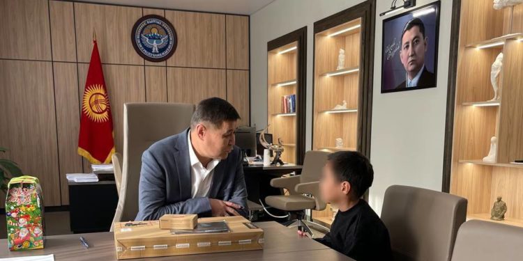 Депутат Ташиев 10 жаштагы баланын жаңы жылдык кыялын орундатты