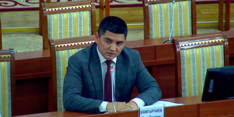 Депутат Эмил Жамгырчиев атасынын оорусуна байланыштуу эмгек өргүүгө чыкканы маалым болду