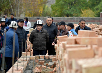 «Министрлер Баткенге барышат». Акылбек Жапаров Баткенде үч айдан бери курулуп бүтпөгөн үйлөр боюнча чечим тапты