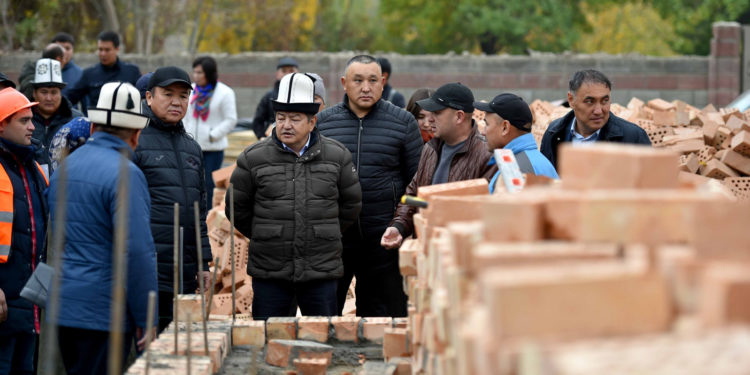«Министрлер Баткенге барышат». Акылбек Жапаров Баткенде үч айдан бери курулуп бүтпөгөн үйлөр боюнча чечим тапты