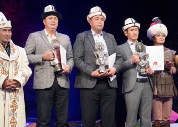 «Манас» күнүндө 8 манасчыга эки бөлмөлүү үй берилди