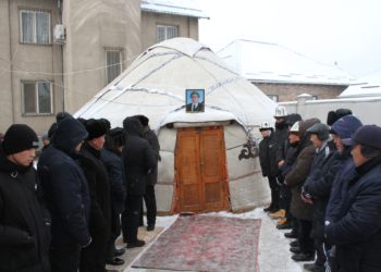 Маданият жана искусство университетинин ректору, Айпери Чотонованын атасы акыркы сапарга узатылды