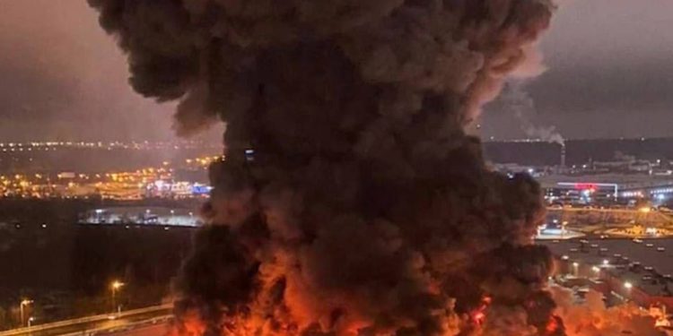 Москвада «Мега Химки» соода борборунан өрт чыгып, 1 киши каза болгону маалымдалууда