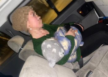 Бишкекте 2 жаштагы наристе тилин жутуп, дем ала албай калган. Аны куткаруучулар сактап калды