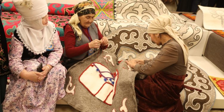 Ысык-Көлгө «Боз үйдүн мекени», Нарынга «Шырдактын мекени» аттуу макам тапшырылды