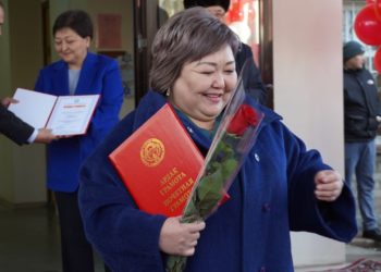 Министр Тажикстандын кол салуусунда өз ыктыяры менен Баткенге барган дарыгерлерди сыйлады