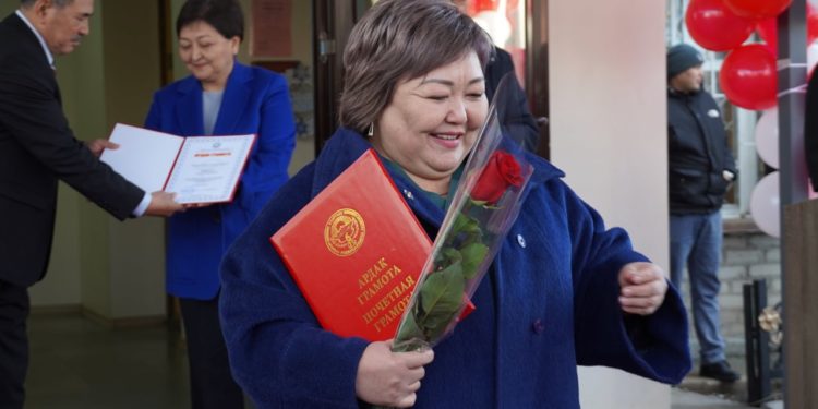 Министр Тажикстандын кол салуусунда өз ыктыяры менен Баткенге барган дарыгерлерди сыйлады