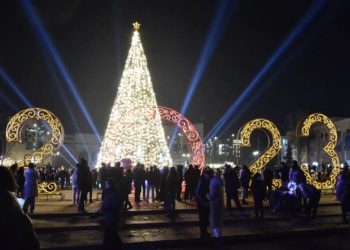 Бишкекте башкы балатынын чырагын жандыруу аземинен көз ирмемдер