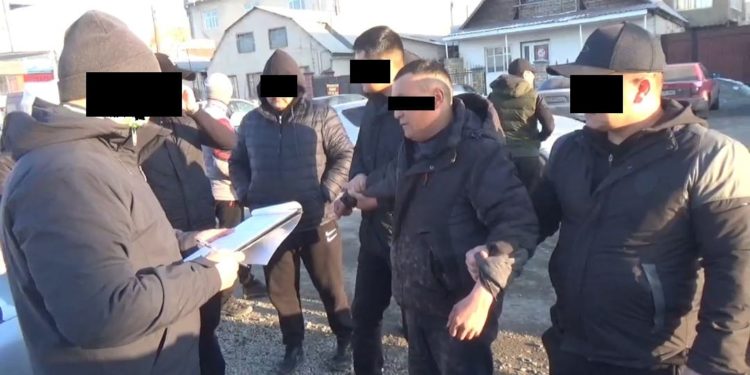 Милиция кызматкери 5 миң сом талап кылууга шектелип кармалды