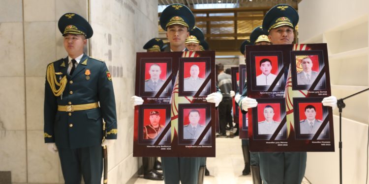 Баткендеги чек арада каза болгон жоокерлердин сүрөтү музейге өткөрүлдү (сүрөт)