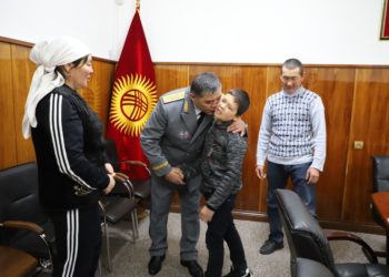 Ташиев ак канга чалдыккан балага жардам берет