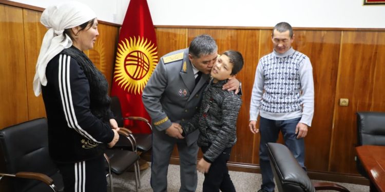 Ташиев ак канга чалдыккан балага жардам берет