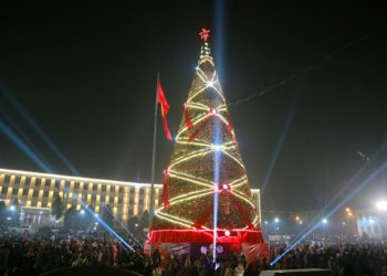 Ошто бийиктиги 29 метр болгон жаңы жылдык балатынын чырагы жандырылды (сүрөт)