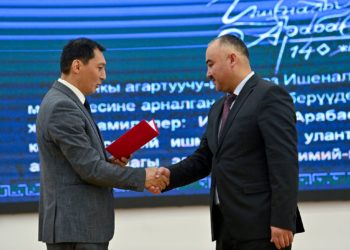 Төрага Нурланбек Шакиевге “Ишеналы Арабаев атындагы Кыргыз мамлекеттик университетинин Ардактуу профессору” наамы ыйгарылды
