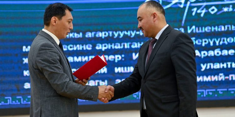 Төрага Нурланбек Шакиевге “Ишеналы Арабаев атындагы Кыргыз мамлекеттик университетинин Ардактуу профессору” наамы ыйгарылды
