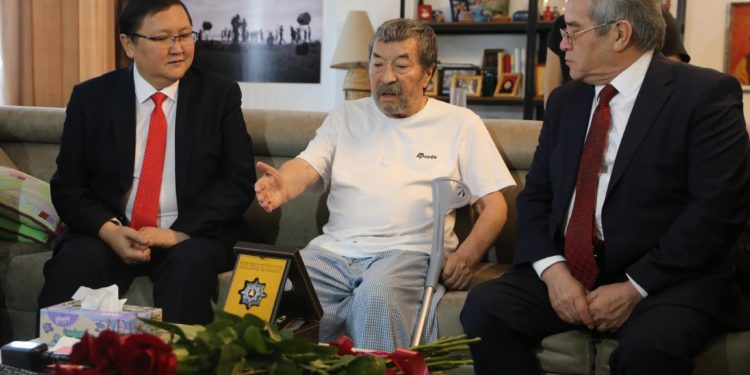 Геннадий Базаровго II даражадагы “Манас” ордени тапшырылды